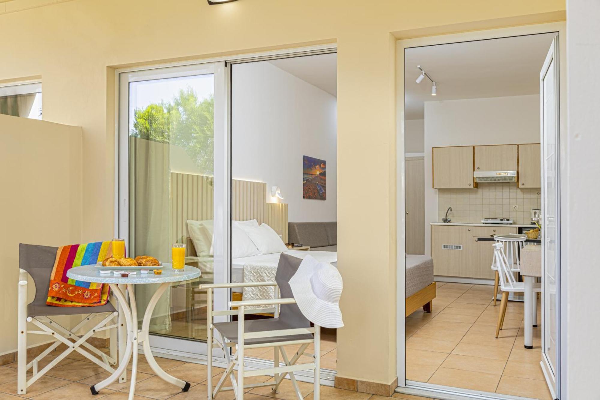 Theos Village Apartments Като-Даратсо Экстерьер фото